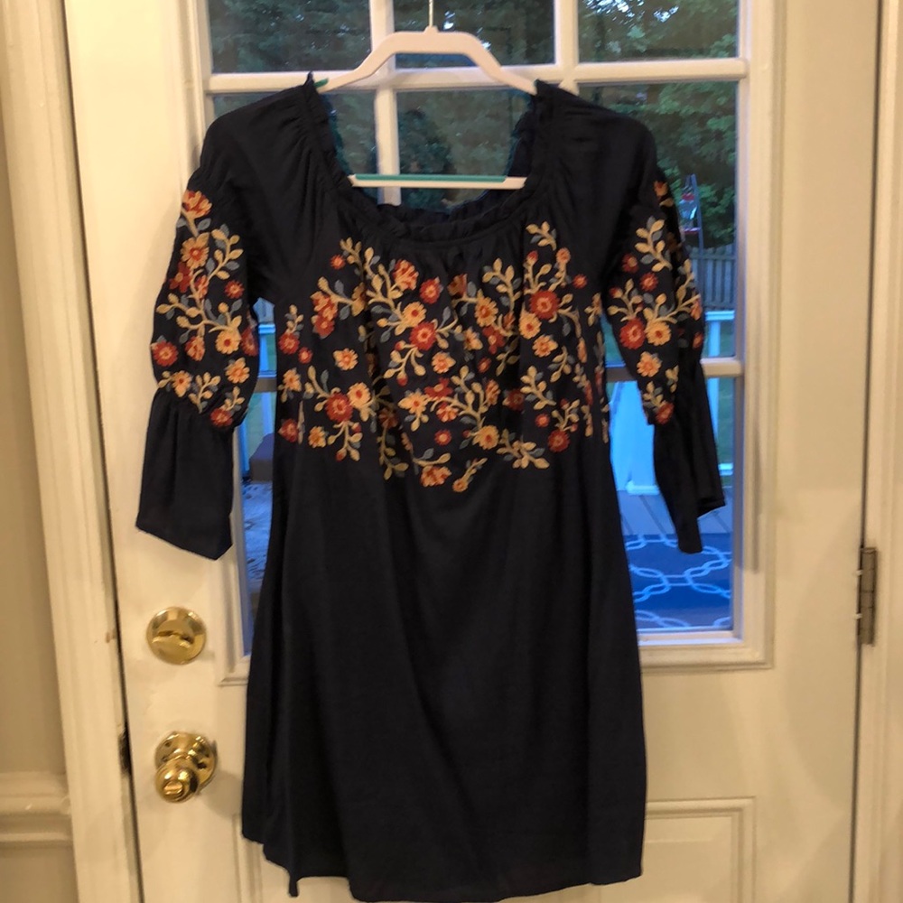 Cute navy dress with floral embroidery. Can be worn off shoulder/on. Worn once